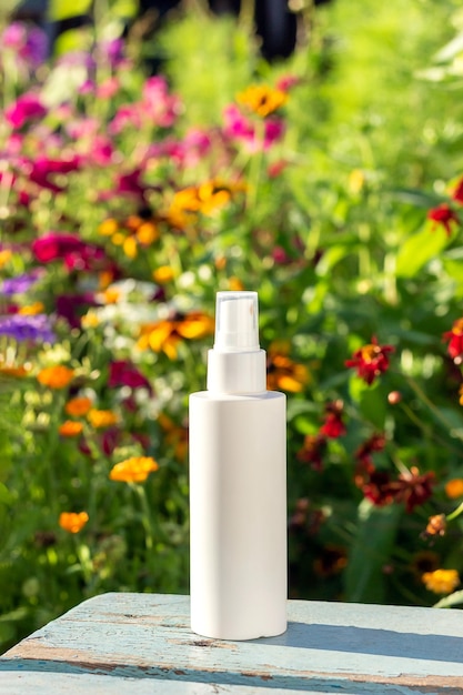 Flacon pulvérisateur cosmétique vierge blanc sur fond floral lumineux Natural Organic Spa Cosmetic Beauty Concept Maquette Vue de face