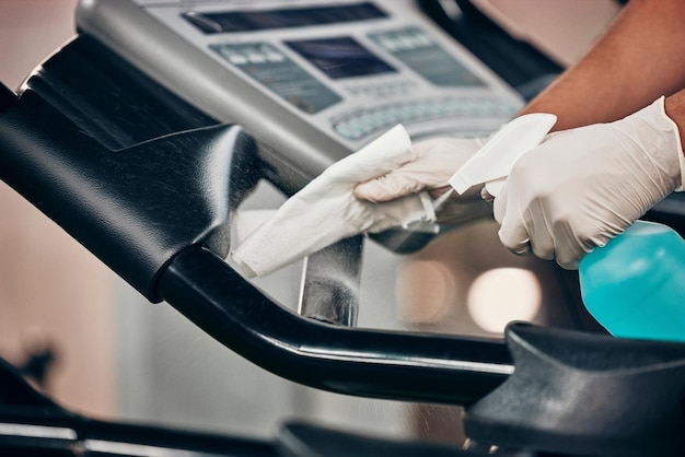 Flacon pulvérisateur pour les mains et nettoyage covid dans la salle de sport pour la conformité aux soins de santé sécurité médicale et arrêt mondial du virus bactérien Zoom centre de remise en forme ou d'entraînement dans covid 19 gestion de l'hygiène pour un homme plus propre