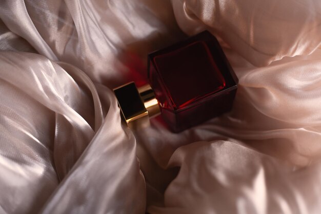 Flacon rouge de parfum féminin