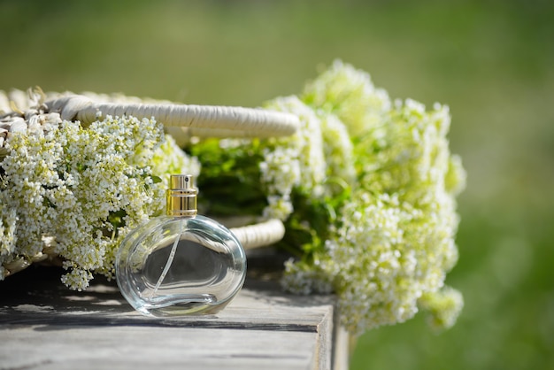 Flacon transparent de parfum pour femmes sur une table en bois