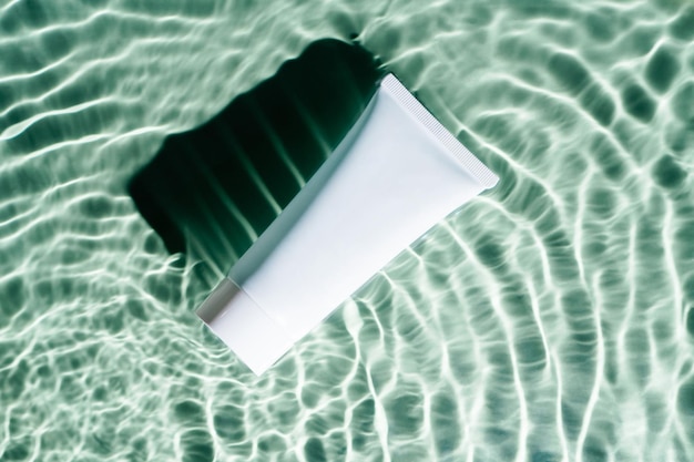 Flacon de tube de crème de produit de beauté blanc dans de l'eau douce transparente avec des taches et wav