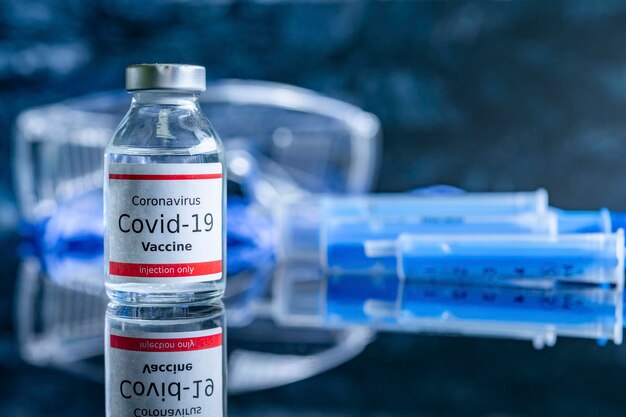 Un flacon unique de vaccin Covid19 Concept médical vaccination traitement par injection hypodermique Injection de vaccin et de seringue