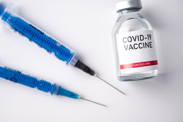 Un flacon unique de vaccin Covid19 Concept médical vaccination traitement par injection hypodermique Injection de vaccin et de seringue