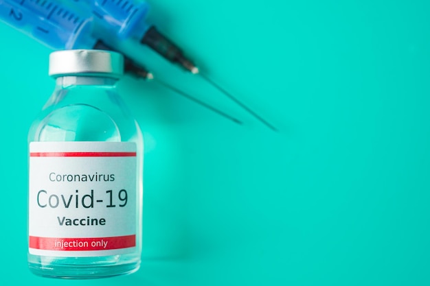 Un flacon unique de vaccin Covid19 Concept médical vaccination traitement par injection hypodermique Injection de vaccin et de seringue