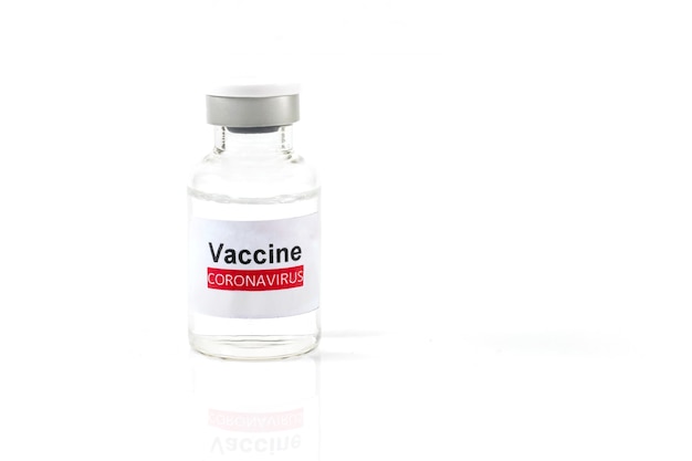 Flacon de vaccin antiviral sur une surface blanche