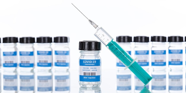 Flacon de vaccin contre le coronavirus Seringue contre le virus Corona Vue panoramique des vaccins COVID19 Covid