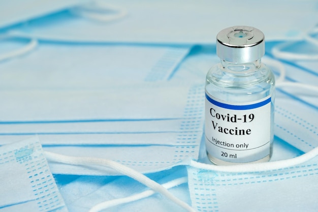 Flacon de vaccin COVID19 avec traitement de masque médical contre l'infection à coronavirus