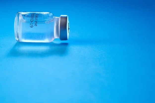 Flacon de vaccin sur le fond bleu