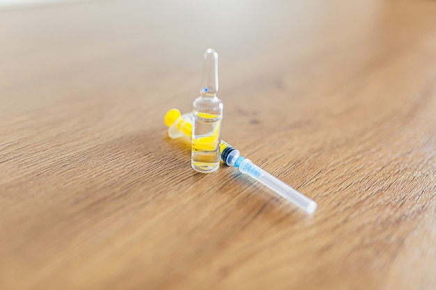 Flacon de vaccin et seringue pour injection sur la table