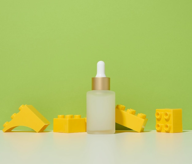 Flacon en verre blanc avec pipette pour huiles cosmétiques et sérum Publicité et promotion de produits