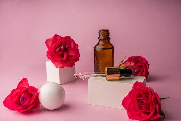 Flacon en verre pour gouttes et liquides et huiles Publicité d'un produit de cosmétologie Roses Eau rose