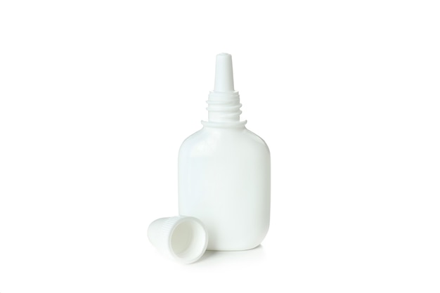 Flacon vierge de spray nasal isolé sur fond blanc