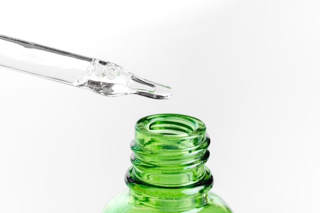 Photo flacons compte-gouttes en verre avec pipette produit de beauté naturel hyaluronique transparent et concept de soins de la peau sérum écologique top vue horizontale copyspace