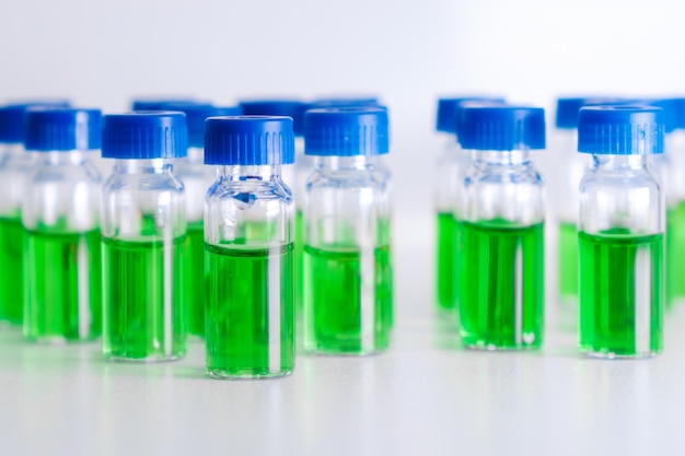 Flacons HPLC avec échantillon vert d'extraits de plantes. Développement de médicaments à base de produits naturels. Analyse biochimique.