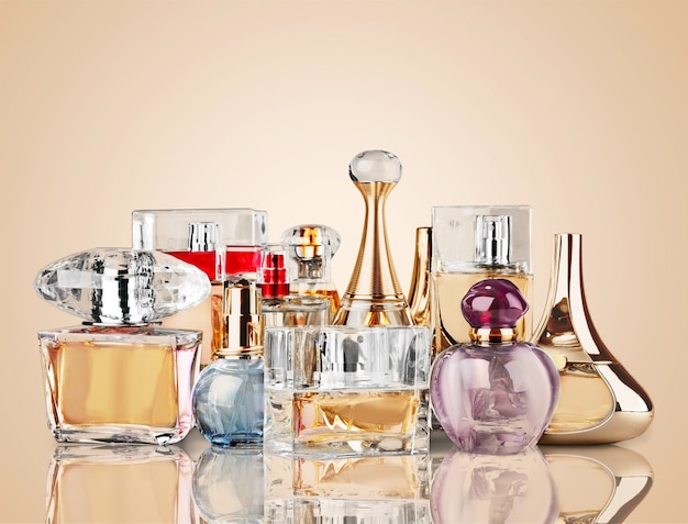 Flacons de parfum aromatique sur fond