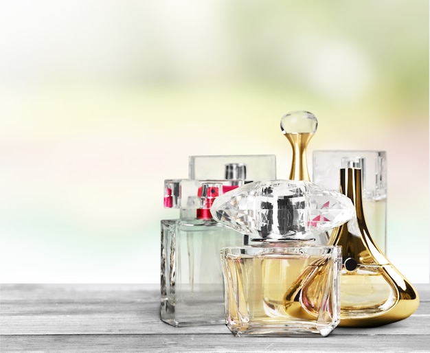 Flacons de parfum aromatique sur fond