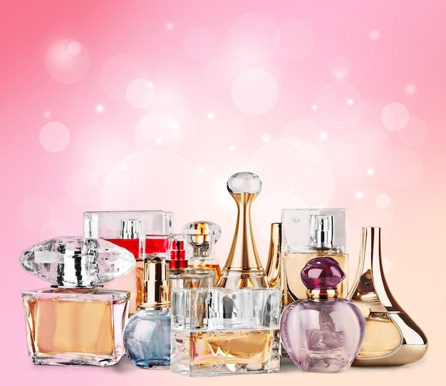 Flacons de parfum aromatique sur fond