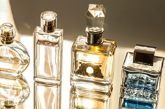 Flacons de parfum aromatique sur fond