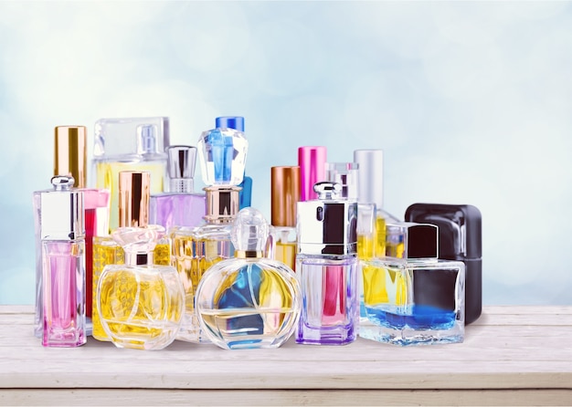 Flacons de parfum aromatique sur fond