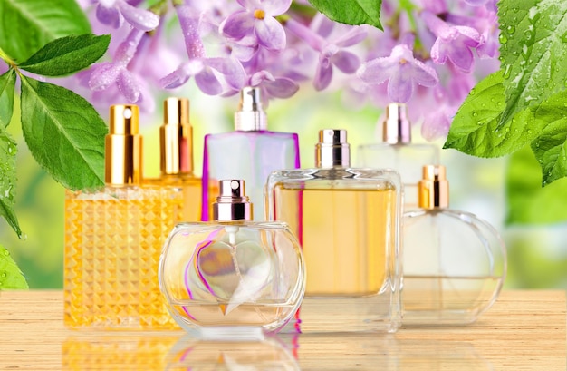 Flacons de parfum aromatiques sur fond