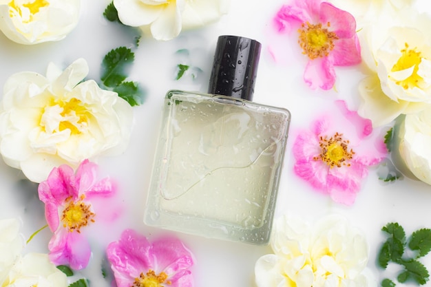 Flacons de parfum avec des fleurs Le choix du parfum Cosmétologie Produits cosmétiques Un article sur le parfum