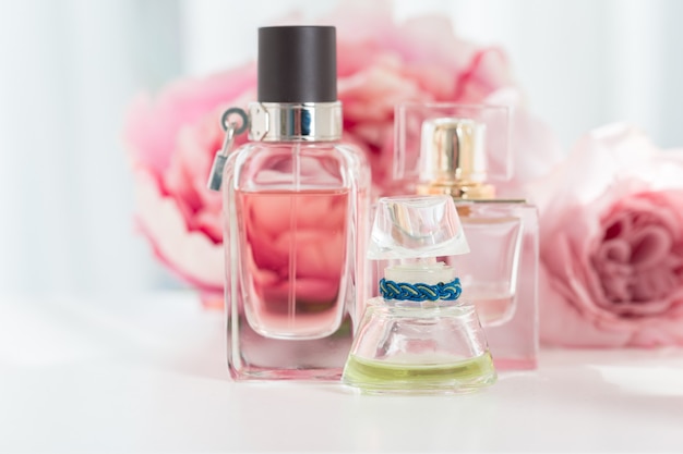 Flacons de parfum avec des fleurs