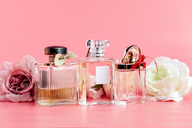 Flacons de parfum avec des roses