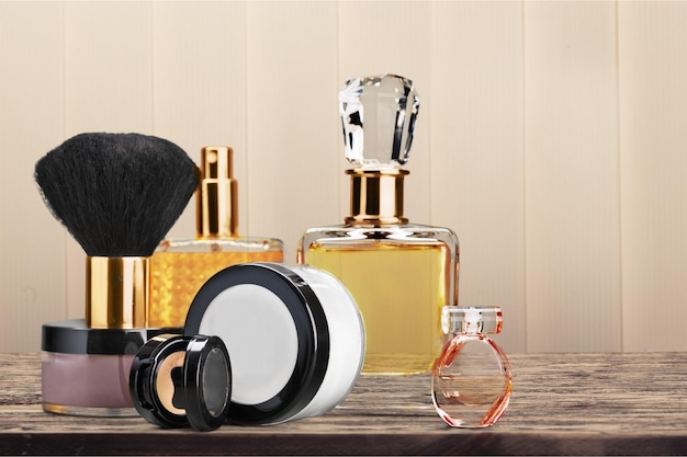Flacons de parfums aromatiques et cosmétiques sur table