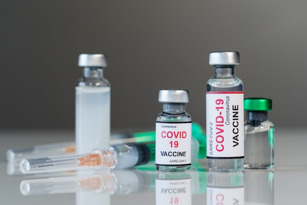 Flacons de vaccin contre le coronavirus Covid-19 et médecine d'injection de seringue