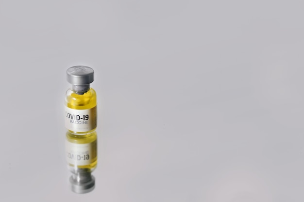 Les flacons de vaccin contre le coronavirus COVID-19 sont utilisés pour la prévention, la vaccination et le traitement de l'infection par le virus corona. Concept de soins de santé et médical.