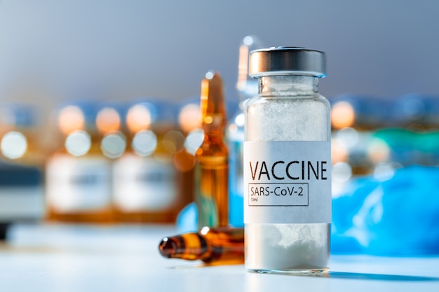 Flacons de vaccin de Sars-cov-2 sur table en laboratoire