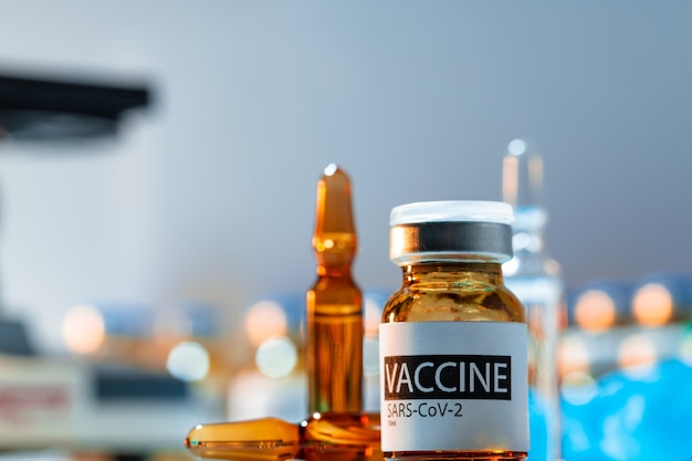 Flacons de vaccin de Sars-cov-2 sur table en laboratoire.