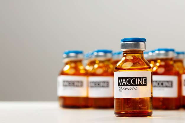 Flacons de vaccin Sars-cov-2 sur tableau blanc close up