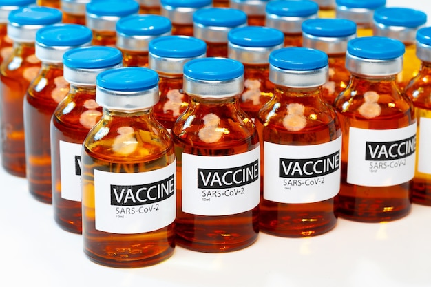 Flacons de vaccin Sars-cov-2 sur tableau blanc close up