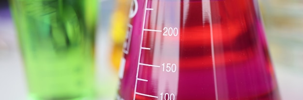 Flacons en verre avec des liquides colorés debout sur une table en gros plan de laboratoire chimique