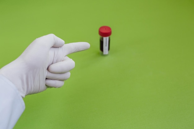 Flacons en verre transparent avec étiquettes et avec une seringue de vaccin test COVID19 sur un bureau