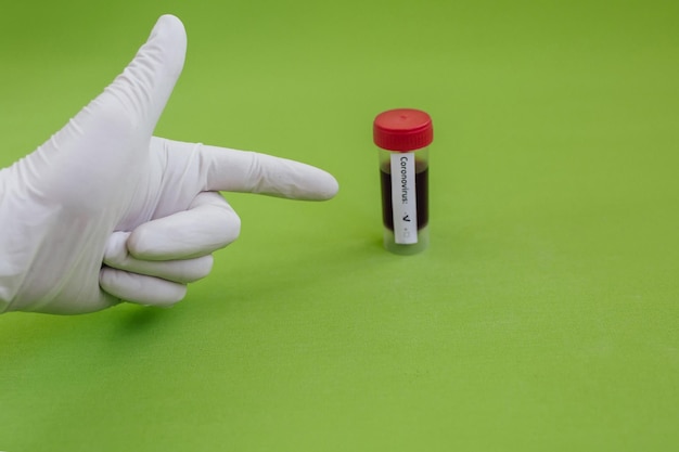 Flacons en verre transparent avec étiquettes et avec une seringue de vaccin test COVID19 sur un bureau