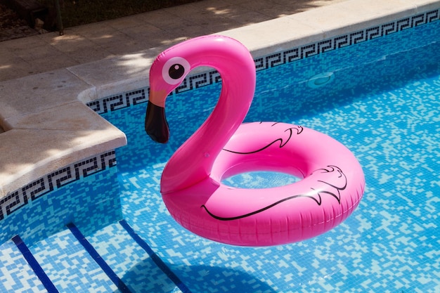 Flamant rose gonflable dans une piscine