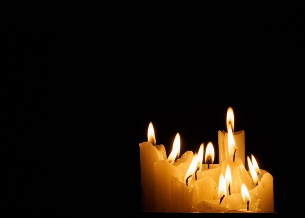 Flamme de bougies allumées dans le noir