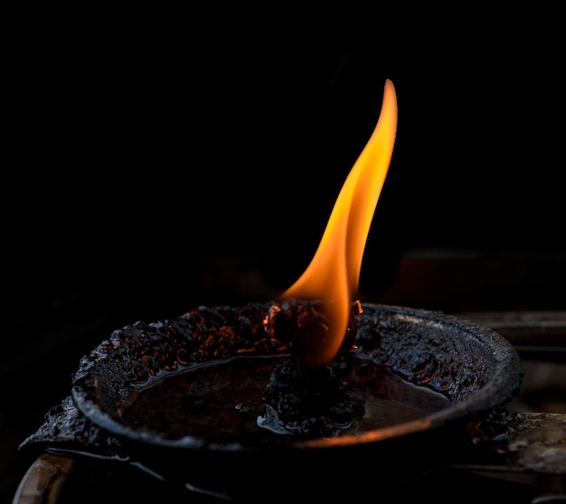 Flamme délicate de la lanterne sur fond sombre