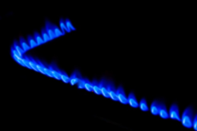 Photo flamme de gaz bleu brûlant sur un arrière-plan noir isolébrûleur à gaz gaz industriel bleu