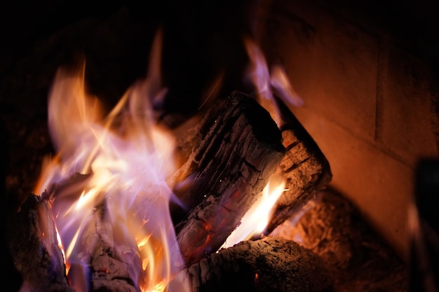 Flammes sur bois dans la cheminée