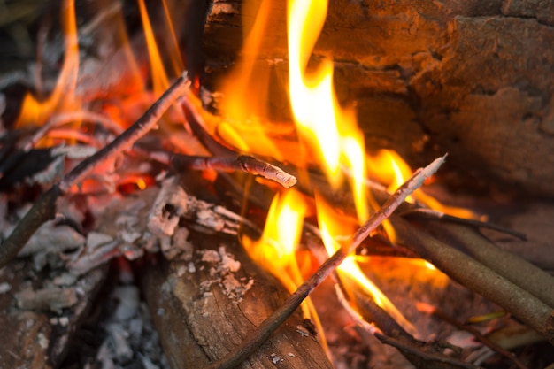 Photo flammes de feu de charbon de bois et de bois.