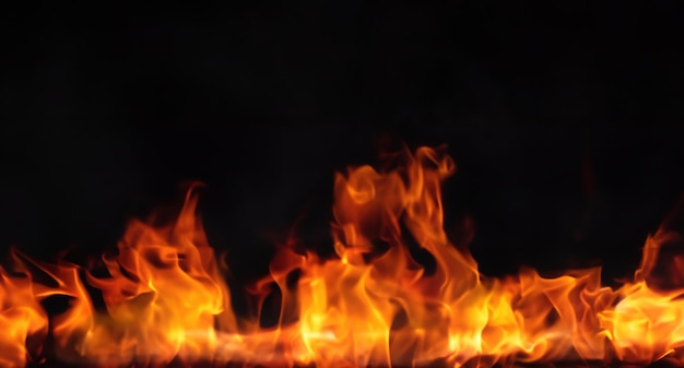 Des flammes de feu cinématographiques sur un fond sombre