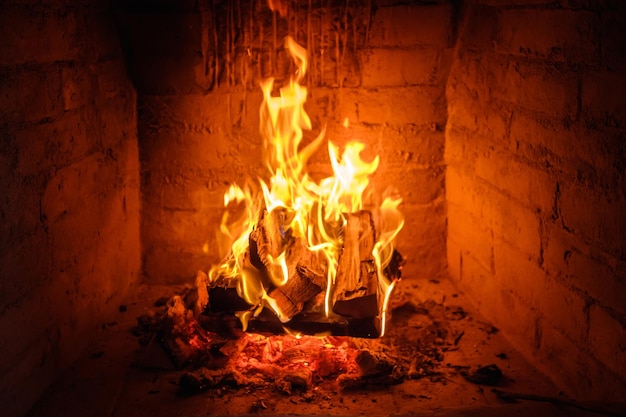 Flammes de feu dans le fond de la cheminée