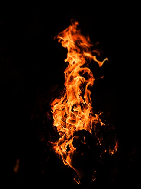 Photo flammes de feu sur fond noir