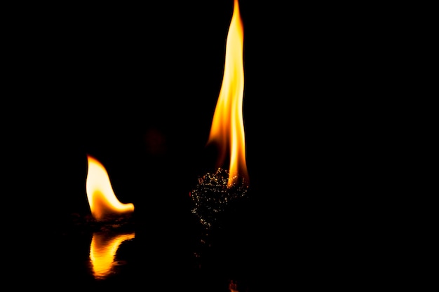 Flammes de feu sur fond noir