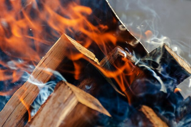 Flammes de feu et fumée provenant de grands bûches