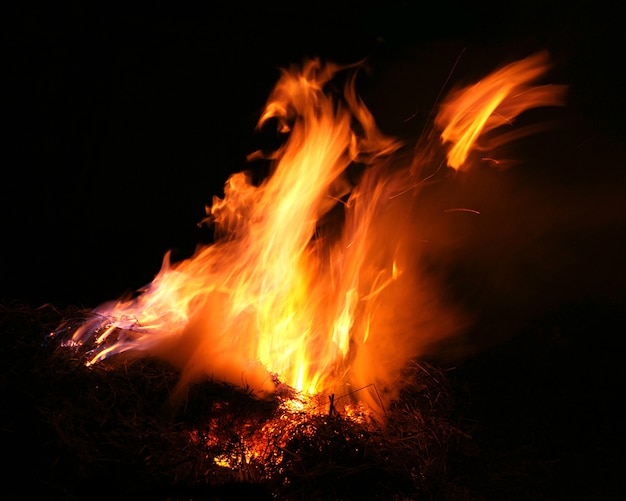 Flammes de feu isolées sur fond noir