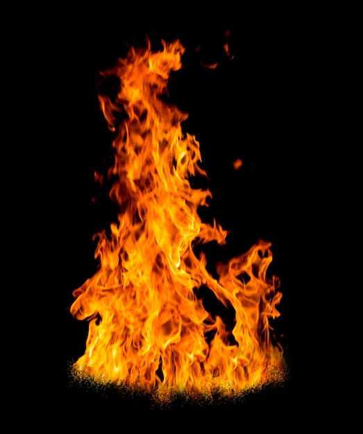 Des flammes de feu isolées sur un fond noir